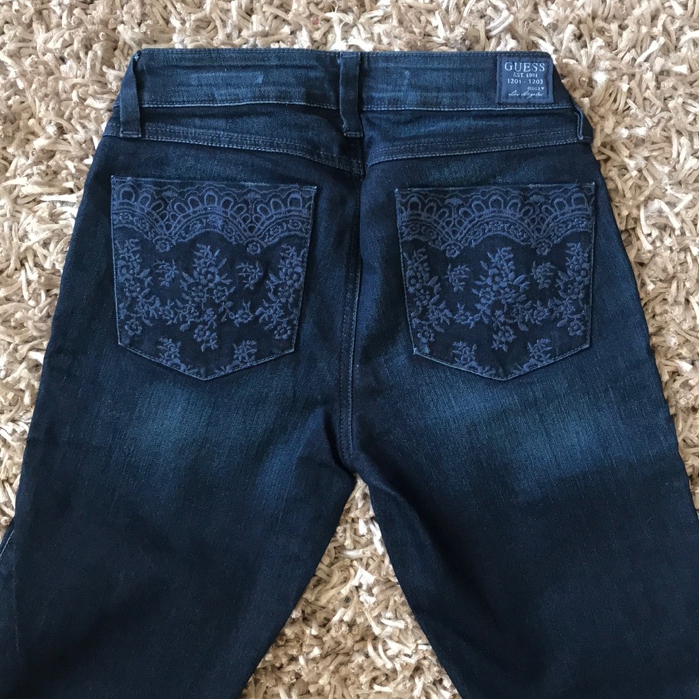 Like New! GUESS Brittney Skinny Fit Jeans - Picture 6 of 8